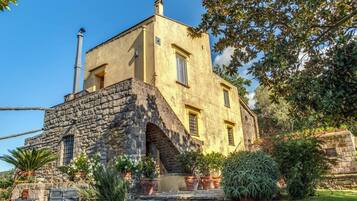 Villa | 6 bedrooms, iron/ironing board, Internet