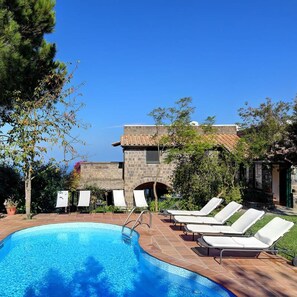 4 habitaciones, tabla de planchar con plancha y acceso a internet 