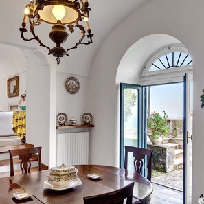 4 habitaciones, tabla de planchar con plancha y acceso a internet 