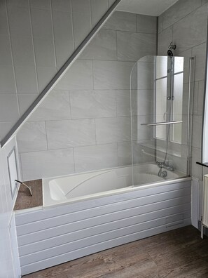 Serviettes fournies, savon, shampooing, papier de toilette