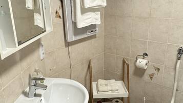 Een haardroger, handdoeken, zeep, shampoo