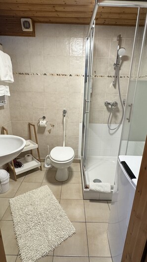 مجففات شعر، مناشف، صابون، شامبو