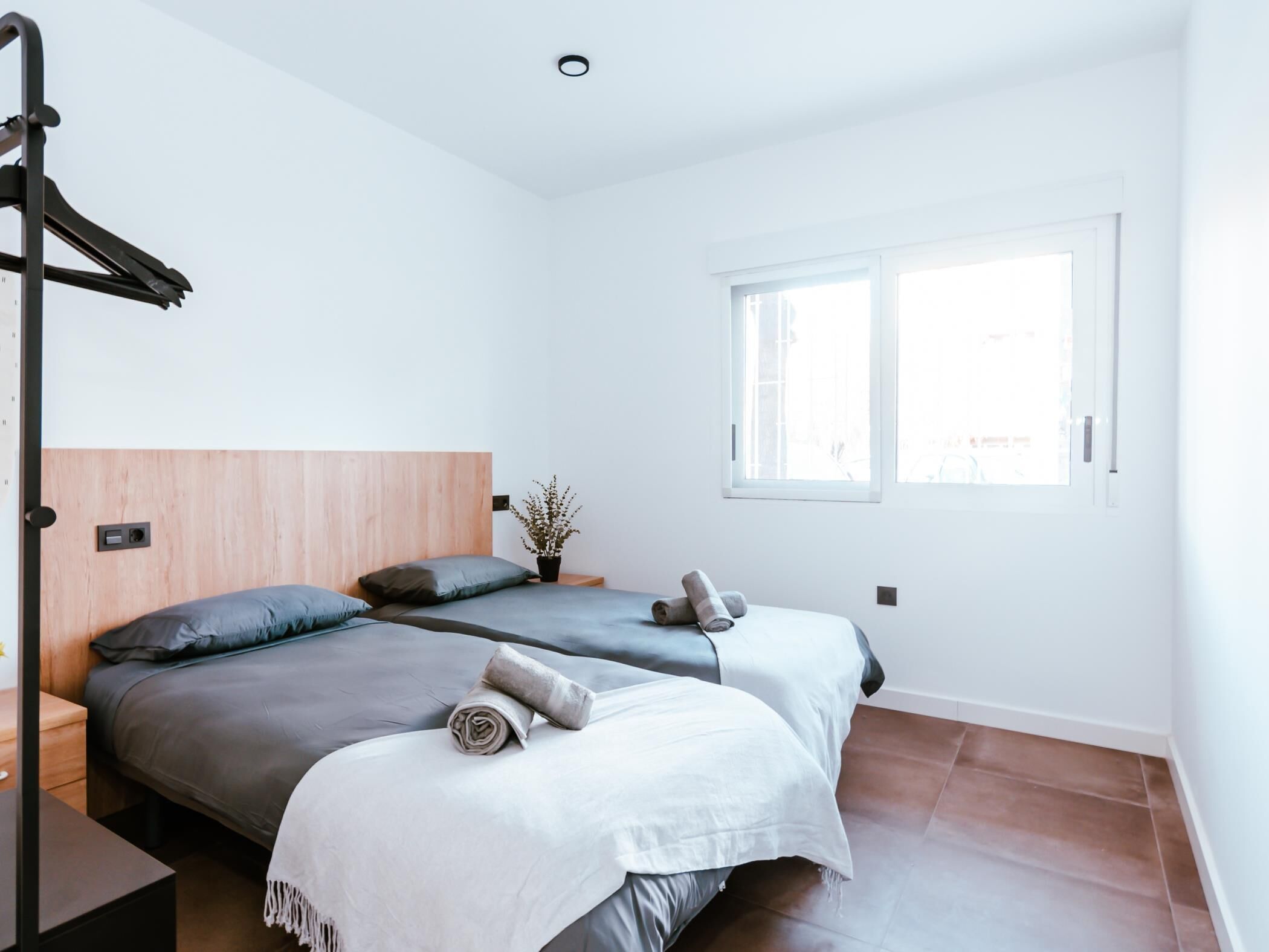 2 habitaciones, tabla de planchar con plancha, internet y ropa de cama 