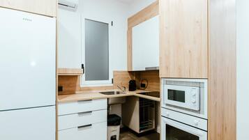 Fridge, microwave, oven, coffee/tea maker