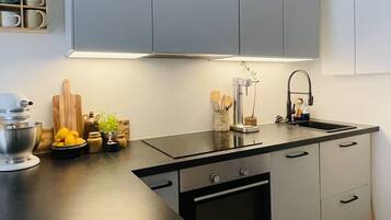 Fridge, oven, stovetop, dishwasher