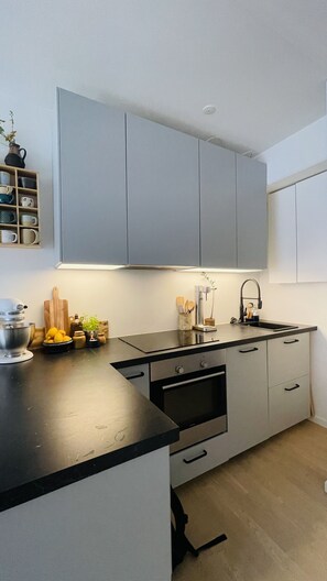 Kylskåp, ugn, spishäll och diskmaskin