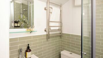 Secadora de cabello, toallas, jabón, shampoo