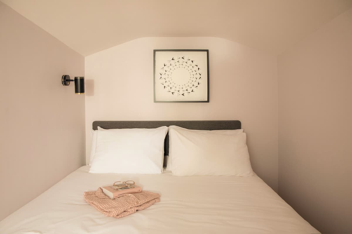 Comfy lower Ground | Free WiFi, bed sheets