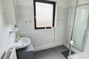 Shower, hair dryer, towels, soap - Wohnung in Bremerhaven (Bremerhaven)