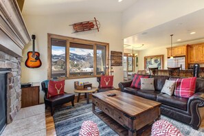 Smart TV, fireplace - Moose Mgmt at Hailstone 4612: Central AC- Lake Views - BBQ Grill - 2 King beds (Park City)