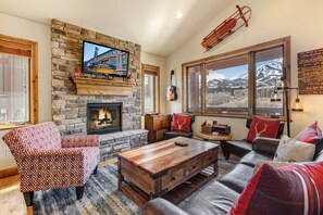 Smart TV, fireplace - Moose Mgmt at Hailstone 4612: Central AC- Lake Views - BBQ Grill - 2 King beds (Park City)