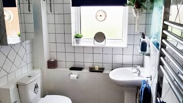 SĂšche-cheveux, serviettes fournies, savon, shampoing