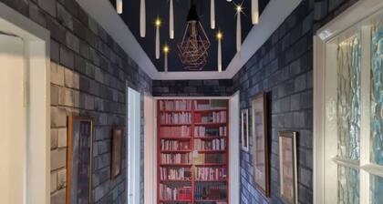 Apartment 9 3/4. 10 min walk to Harry Potter