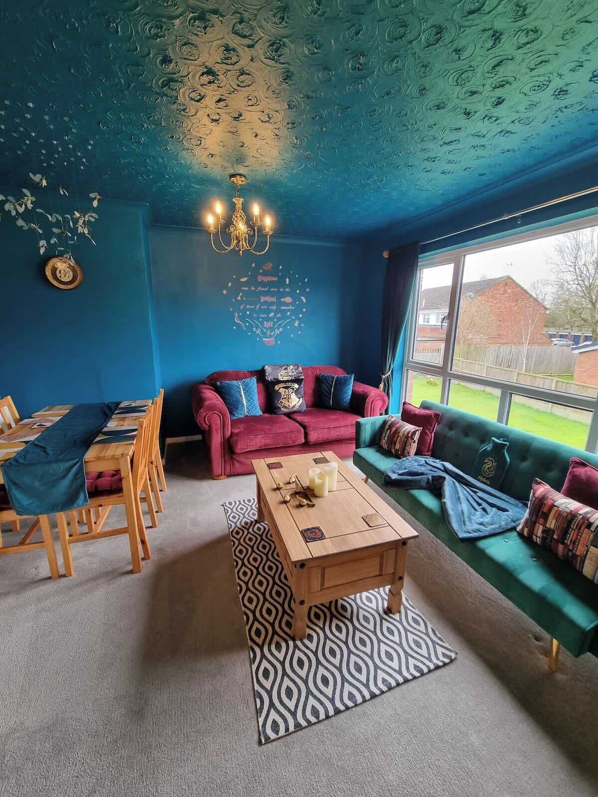 Smart-TV, peis, DVD-spiller og kontorer