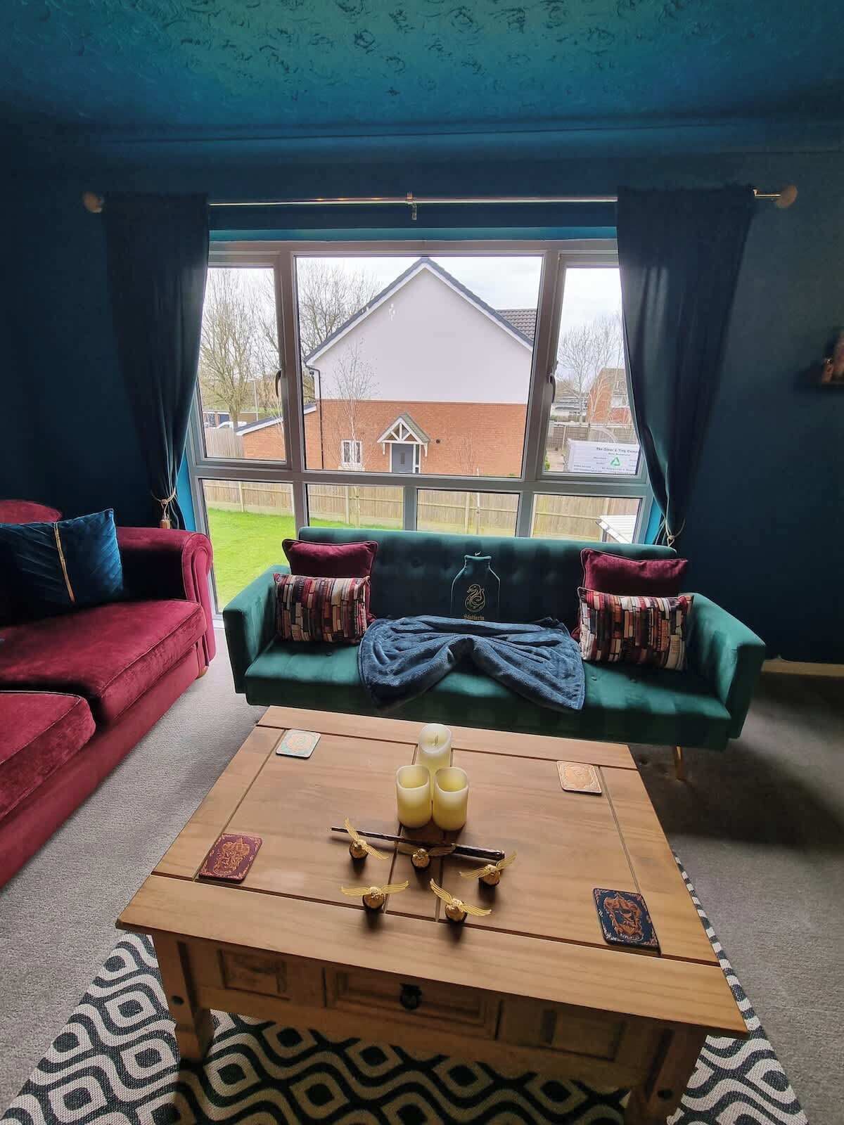 Smart-TV, peis, DVD-spiller og kontorer