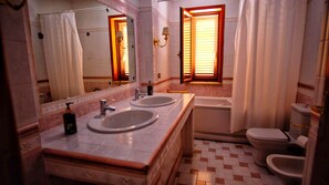 Hair dryer, bidet, towels, soap - Vacation home with dog boarding (Messina)