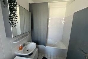Secador de cabelo, toalhas de banho, sabonete, papel higiênico