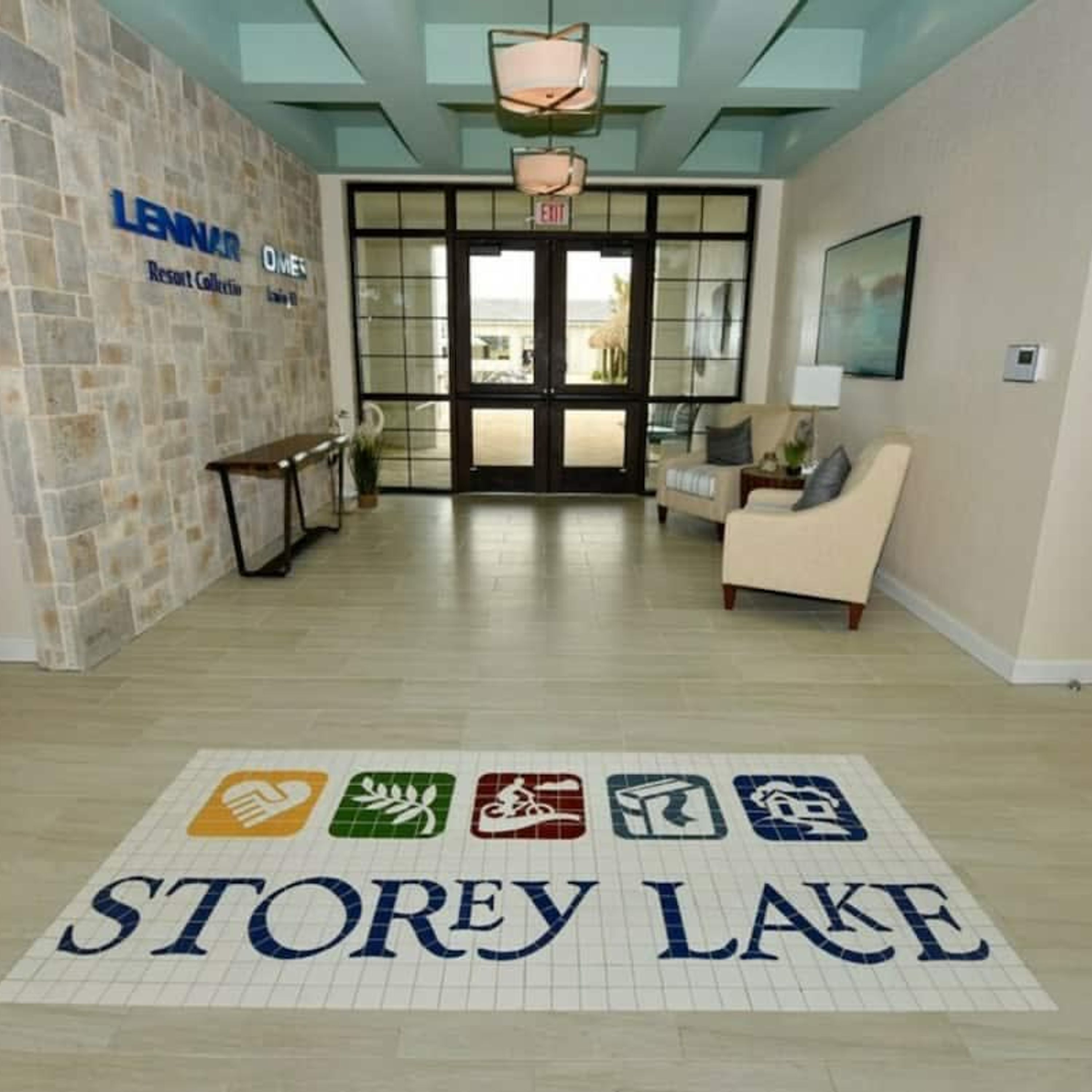 En hotellobby med en vägg av sten, en receptionsdisk, en soffa och en skylt med texten ”STOREY LAKE”.