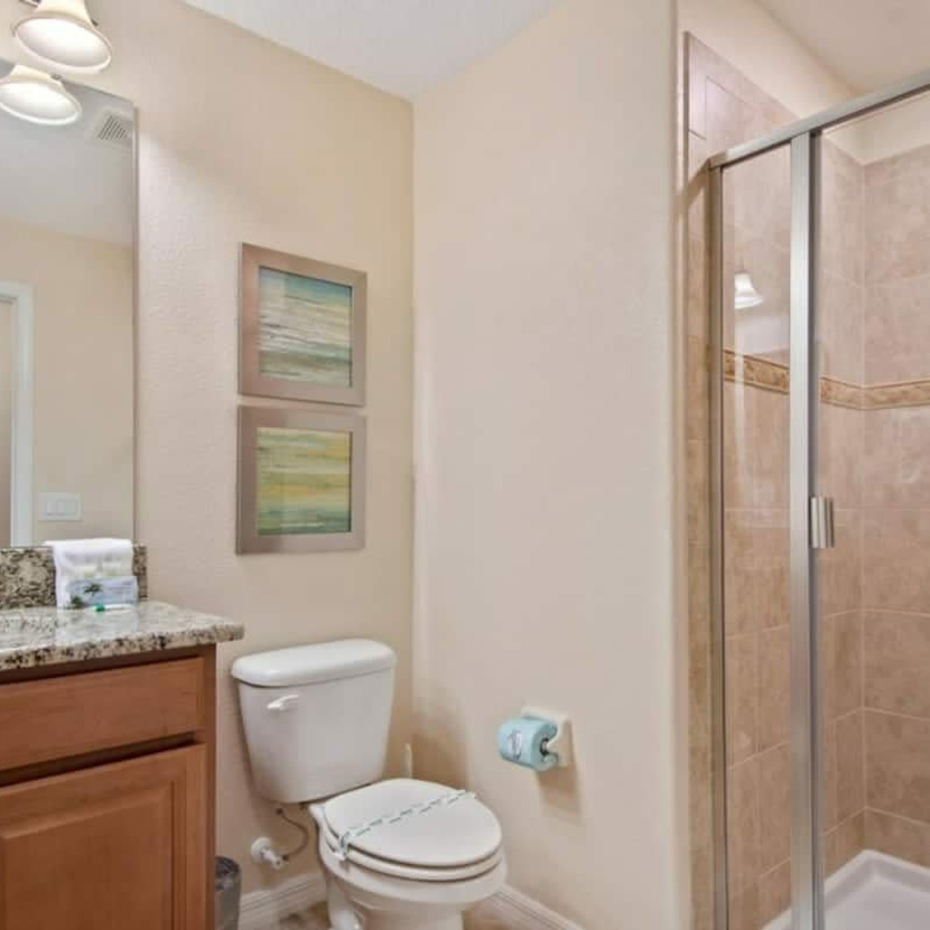 Une salle de bain avec des toilettes, une douche et un lavabo.