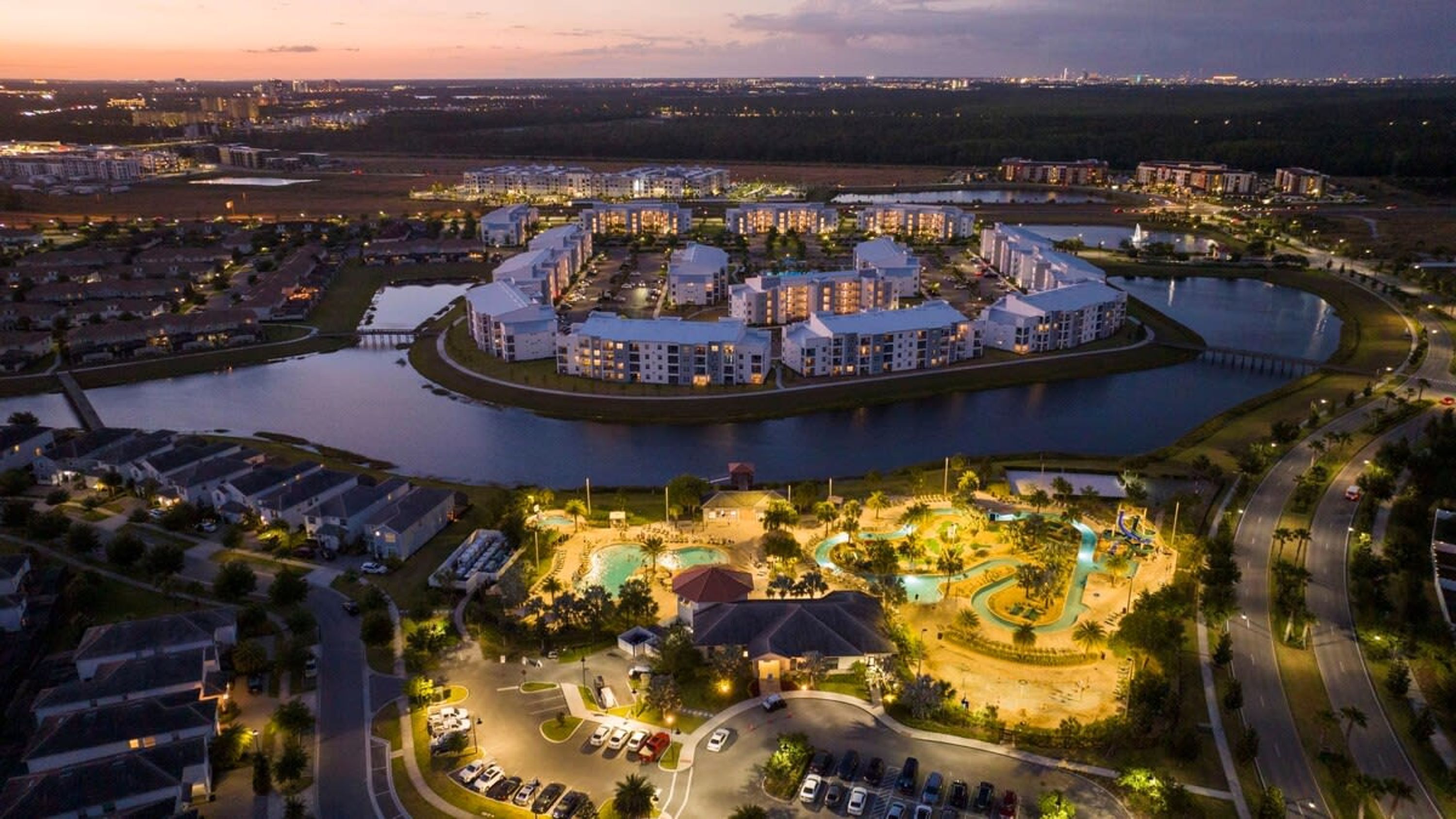 Ein großes Hotel mit Innenhof, mehreren Schwimmbecken und einer Marina.