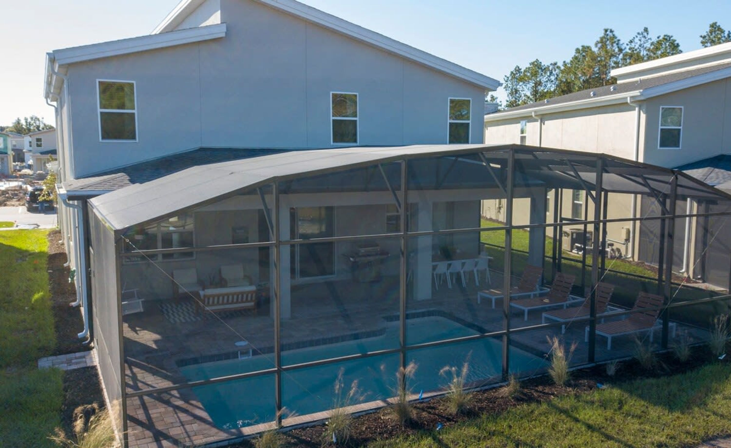 Una moderna casa con area piscina esterna coperta.