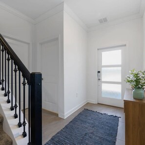 Apartament | 4 dormitoris, planxa i posts de planxar i Internet