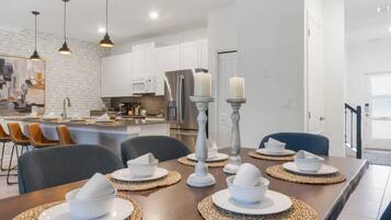 4 bedrooms, iron/ironing board, Internet