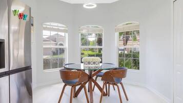 House | 4 bedrooms, iron/ironing board, Internet