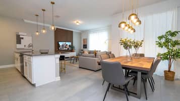 Apartament | 4 dormitoris, planxa i posts de planxar i Internet