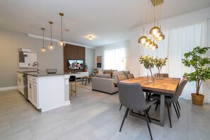 4 bedrooms, iron/ironing board, Internet - 2681 Stunning 4BD Home Perfect For Your Family (Kissimmee)