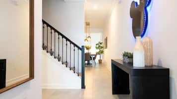 Apartament | 4 dormitoris, planxa i posts de planxar i Internet