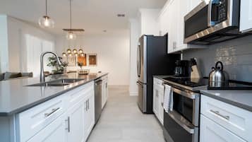 Apartament | 4 dormitoris, planxa i posts de planxar i Internet