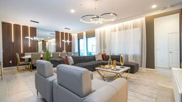 House | 12 bedrooms, iron/ironing board, Internet