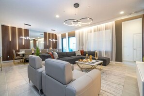 House | 12 bedrooms, iron/ironing board, Internet - 6163 Fantastic Home With 12bd (Orlando)