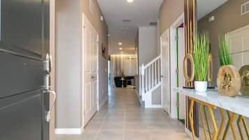 House | 12 bedrooms, iron/ironing board, Internet