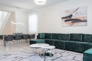 6 chambres, fer et planche à repasser, Internet