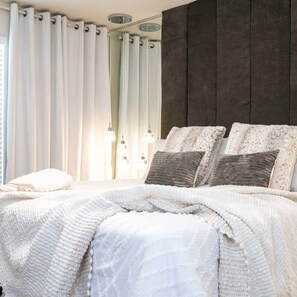 7 bedrooms, iron/ironing board, Internet - 4466 Create Memories in This Cozy 7BR Home With Loved Ones (Davenport)