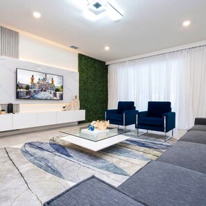 7 bedrooms, iron/ironing board, Internet - 4466 Create Memories in This Cozy 7BR Home With Loved Ones (Davenport)