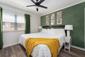 3 sovrum, värdeförvaringsskåp på rummet och skrivbord