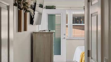 3 bedrooms, in-room safe, desk, iron/ironing board