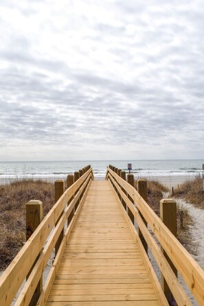 Plage, chaises longues, serviettes de plage