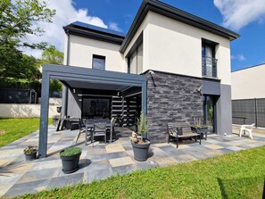 Outdoor dining - Villa Paris JO 2024 (Orsay)