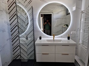 Een douche, een haardroger, handdoeken, zeep