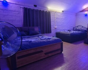 Escritorio, wifi gratis y ropa de cama 