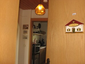 Fridge, microwave, oven, stovetop - Gemütliche 2- Zimmerwohnung im Herzen des Hochschwarzwaldes. Haustierfreundlich (Grafenhausen)