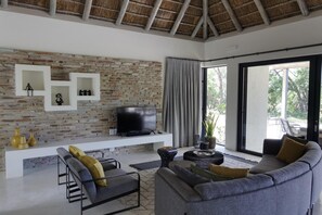 Villa | 2 bedrooms - Discover the Attraction of Villa Umoja (Hoedspruit)