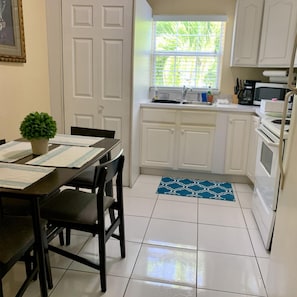 House | 4 bedrooms - 3-suite Group Stay Steps to Beach Sleeps 13 (West Bay)