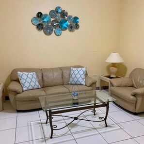 อพาร์ทเมนท์, พร้อมสิ่งอำนวยความสะดวกสำหรับผู้พิการ | 3 ห้องนอน, โต๊ะทำงาน