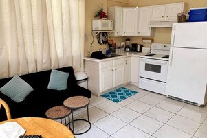 Casa | 1 quarto, escrivaninha
