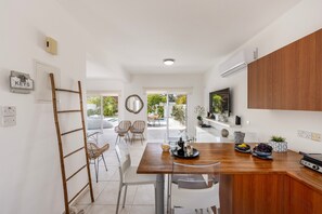 Microwave, coffee/tea maker, cookware/dishes/utensils - Protaras Narcissos Seaside Villa 3 (Paralimni)